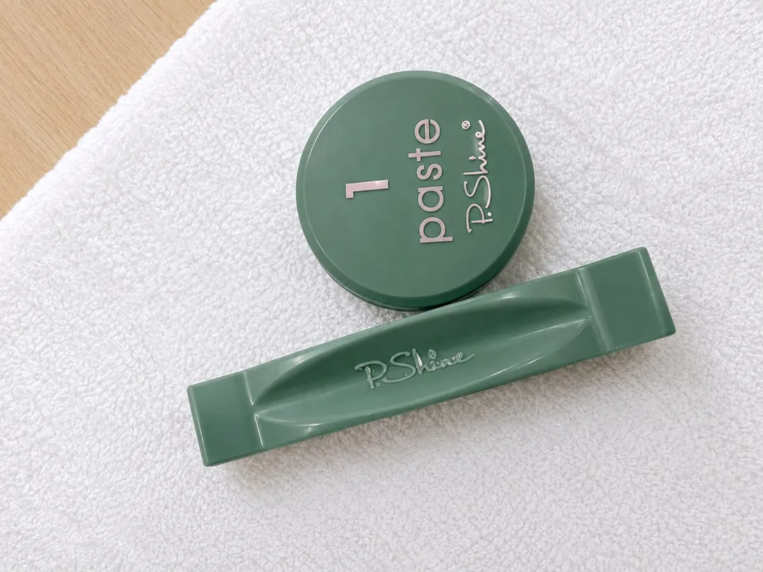 The P.Shine conditioning paste and its green buffer on a white towel